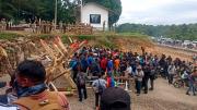 Cocaleros cercan instalaciones militares en el Trópico de Cochabamba con barricadas y vigilias