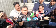 La Paz: Dirigentes de choferes se reúnen con el Gobierno; bases los desconocen