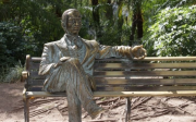 ¿Dónde está la estatua de Raúl Otero Reiche?