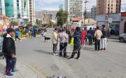 Choferes bloquean en interminables filas por la escasez de combustibles en La Paz