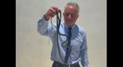 Se viraliza un video del secretario de Salud de EEUU capturando dos serpientes con la mano