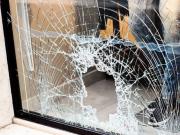 Atacó a sus familiares y causó destrozos en casa