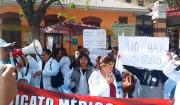 Marcha de mandiles blancos en La Paz pide pausa humanitaria de cinco días en los bloqueos