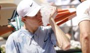 “Nadie es un robot”, dice Jannik Sinner tras quedar eliminado en Roland Garros