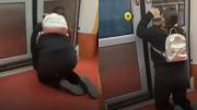 Una ‘therian’ intenta abrir las puertas del metro como un perro