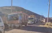 Más de 30 camiones se encuentran varados con carga de alimentos por bloqueos en Cochabamba