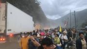 Cansados de la crisis, alcaldes del norte paceño desbloquean la carretera La Paz-Caranavi