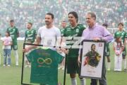 Santa Cruz homenajea a Martins con la camiseta de la selección