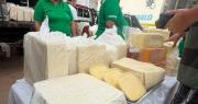 Ante bloqueos, productores ofertan queso directo al consumidor en la capital cruceña