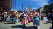 Ponchos Rojos bloquean el peaje de El Alto, mientras Fejuve y gremiales marchan hacia La Paz