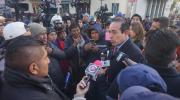 Choferes irrumpen acto municipal en La Paz para pedir apoyo ante la escasez de combustible