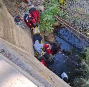 Auxilian a una niña que cayó de un puente de aproximadamente cinco metros de altura