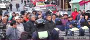 Transportistas irrumpen en acto municipal de La Paz para exigir abastecimiento de combustible