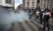 México protege con gases su fan fest mundialista ante una protesta de maestros