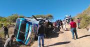 Vuelca un bus con pasajeros por esquivar bloqueos para llegar a Cochabamba