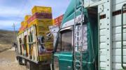 Bloqueadores pinchan llantas de 35 camiones de avicultores del municipio de Pocona