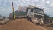 Diálogo con bloqueadores sólo logra dos horas de paso para vehículos varados en San Julián