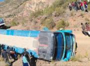 Por evitar bloqueos, bus vuelca al tomar ruta alterna en Capinota