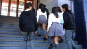 Parlamento chileno aprueba ley contra la violencia en aulas, que permite revisar mochilas