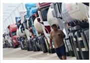 Conductor de camión muere en la carretera, atrapado por los bloqueos
