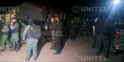 Un contingente policial llega al pozo petrolero tomado por campesinos en Santa Cruz