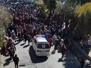 Bloqueadores impiden el paso de ambulancia y la obliga a retroceder mientras la apedrean