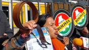 Productores en cuero le regalan a Paz un cinturón para que se