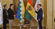 Paz posesiona a Ernesto Justiniano como ministro de Defensa en medio de las movilizaciones
