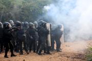 Recuperan planta petrolera tomada por manifestantes y detienen a ocho personas