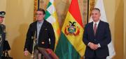 RODRIGO PAZ POSESIONA A ERNESTO JUSTINIANO COMO NUEVO MINISTRO DE DEFENSA