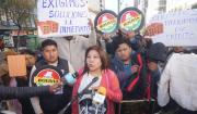 Pequeños empresarios reportan pérdidas de Bs 10 millones al día y le regalan un cinturón a Paz para que haga respetar la CPE
