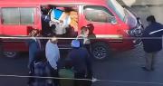 Mujer muere en un minibús al intentar llegar al hospital, pero “no la dejaron pasar en un bloqueo”, denuncia Derechos Humanos