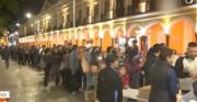 La plaza 14 de Septiembre se convierte en un mercado de emergencia: Productores rematan carne, huevo y leche tras 12 horas de filas continuas