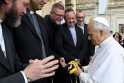 El papa León XIV recibe una camiseta de The Strongest