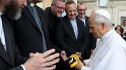 El papa León XIV recibe una camiseta de The Strongest