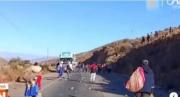 Bloqueadores apedrean camión donde viajaba una familia en la ruta Oruro–La Paz