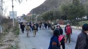 Militares y policías abren paso en una de las vías de acceso a la sede de Gobierno