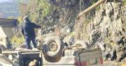 Cuatro muertos y una mujer herida tras la caída de una vagoneta a un río de La Paz