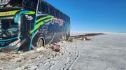 Tras casi 24 horas de viaje, pasajeros dejan bus atascado en el Salar y son evacuados en una grúa