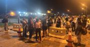 Encomiendas vía aérea: Un grupo de personas instala bloqueo en Viru Viru y dicen que existe demora en la atención