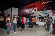 Alcaldía cruceña habilita punto de vacunación contra la influenza en la Feria del Libro