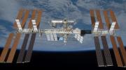 Astronautas se ven obligados a refugiarse en una nave acoplada durante la reparación de una fuga de aire