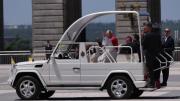 El Papa inicia su primer trayecto en el papamóvil entre cánticos de