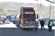 MÁS DE 1.300 CAMIONES PERMANECEN VARADOS EN DESAGUADERO