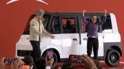 Sheinbaum conduce Olinia, el primer vehículo eléctrico mexicano que costará 8.600 dólares