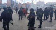 Choferes se enfrentan con policías en El Alto; hay 28 arrestados