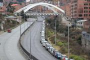 Filas kilométricas y días de espera para comprar gasolina por los bloqueos en Bolivia