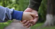 Cámaras de seguridad captan el momento en el que un hombre rapta a un niño de seis años