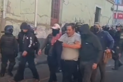 Policía aprehende a Vicente Salazar en medio de la marcha en el centro paceño