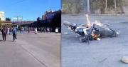 BLOQUEADORES TOMAN EL PEAJE DE LA AUTOPISTA LA PAZ–EL ALTO Y ELEVAN LA TENSIÓN CON QUEMA DE MOTOCICLETA
